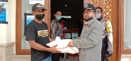 Sebanyak 50 Orang Relawan Covid-19 Desa Sepang terima Insentif Beras 15 Kg dari Pemkab Buleleng